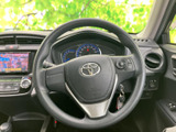 握りやすい形状で、運転席から自然に手を添えられるステアリングです。手元にスイッチ類もまとまっており、視線を大きく移さずに車内の機能を扱いたい場面に便利です。