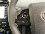 運転中、オーディオの操作をしてて、ハッとしたことはありませんか?ステアリングスイッチは、運転中でもハンドルでオーディオの操作が可能です。安全なドライブをサポートします。