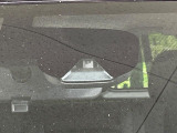 【エマージェンシーブレーキ】走行中に前方の車両等を認識し、衝突しそうな時は警報とブレーキで衝突回避と被害軽減をアシスト。より安全にドライブをお楽しみいただけます。