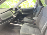 前席まわりは視界が開け、運転席からメーターやセンター部分を確認しやすい配置です。落ち着いた色合いのシートと広めの足元で、毎日の移動も快適に過ごせます。
