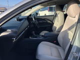 前席は明るい色のシートで、座面と背もたれにゆとりを感じる形状です。運転席側まで見通しやすい室内で、助手席に座る方も落ち着いた雰囲気の中で過ごせます。