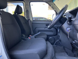 前席まわりは、窓から光が入り、運転席からの見通しも確保しやすい空間です。シートは落ち着いた色合いで、足元にもゆとりがあり、乗り降りのしやすさも感じられます。