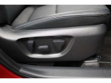 運転席はパワーシート搭載。微妙な調整が手軽にでき、ピッタリのポジションで運転することが可能です。