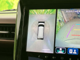 車両周辺と後方の様子を画面で確認でき、駐車時や狭い場所での取り回しをサポートします。映像にガイド線も表示され、周囲の状況を把握しながら駐車位置を確認する際に役立つ装備です。