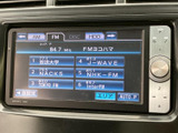 ラジオ局や周波数が画面に一覧表示され、選局の状況をひと目で確認できます。AM・FMなどの切り替え項目も見やすく、音楽や番組を楽しみたい時に扱いやすいオーディオです。
