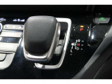 インパネシフトだから視線の移動も少なく足元もスッキリ♪運転席もゆったりしているのでゆとりを持ってドライブできますね!
