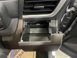 運転席と助手席には、回転式のインパネカップホルダーが装備されています。