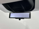 スマートルームミラーで後方の映像がルームミラーで確認できます。