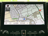 現在地を中心に周辺の道路や施設を表示し、目的地設定や地点登録にも対応しています。画面上で位置関係を確認しながら行き先を選べるため、慣れない場所へのお出かけにも役立ちます。