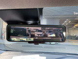 インテリジェントルームミラーは、車両後方のカメラ映像をミラー面に映し出すので、同乗者や積み荷などの車内状況や、天候などに影響されずいつでもクリアな後方視界が得られます。