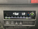 オートエアコンは温度を設定するだけで、自動で風量などを設定してくれます。運転しながら操作も必要ないので、安全性も向上します。
