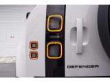 DEFENDERならではのテールランプデザインです。角が丸くなっている大小 4つの四角形が独立して取り付けられた形状となっています。