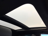 【調光パノラマルーフ】車内の解放感が一気に上がる大型パノラマルーフに調光機能がプラス!日差しが強い時、シェードを閉めなくてもガラスの透明度を調整することで心地よい明るさに♪