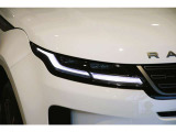 ボンネット先端のRANGE ROVERレタリングと、スリムなヘッドライトが一体となったデザインです。コーナー部にかけて流れるような曲面が先進的な表情を作り出します。