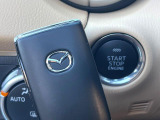 【アドバンストキー】カバンやポケットに入れたままでもドアの施錠・解錠が可能なスマートキーを装備。エンジンのオン・オフ時もカギを取り出す必要が無いからとっても便利です♪
