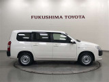 【まるごとクリーニング】シートを取り外し、車内を徹底洗浄。隅々まで丁寧に仕上げています。