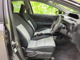 前席は視界が広く、運転席と助手席のシートもゆったりと配置されています。乗り降りしやすい開口部で、毎日の通勤やお出かけにも使いやすい室内です。