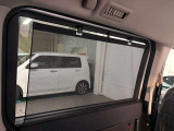 後席にはロールサンシェードが装備されており、車内の温度の上昇を低減するなどの効果を発揮します。