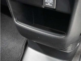 ◆センターロアボックス◆インパネ中央の下部には、ごみ箱としても使用する事ができるセンターロアボックスを装備しております。