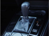 【シフトレバー】シフトもとても操作しやすいデザインになっております。運転する人の事を第一に考えた操作性の高い仕様です。