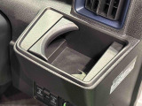 運転席側掘り込み式カップホルダー
