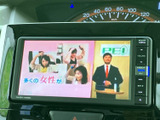 テレビ番組を画面で視聴できる装備です。停車時の待ち時間などに映像を楽しめるため、車内で過ごすひとときにも活用できます。視聴時は安全に配慮してご利用ください。
