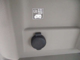 荷室には充電ソケットを装備。アウトドア等で活躍しそうですね。
