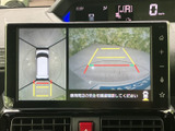 車両周辺の映像とガイド表示を確認でき、駐車時の周囲確認をサポートします。画面を見ながら後方や車体まわりの状況を把握しやすく、車庫入れや駐車場での操作に役立ちます。