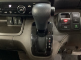 CVT車のセレクトレバーです。低速から高速まで、変速ショックのないスムーズな走りと、エンジン効率のよい領域を維持して燃費にも貢献します。サイドブレーキはスイッチ操作の電子制御パーキングブレーキです。