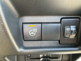 エンジンの水温が上がる前でも、イグニッションをONにしてスイッチを入れれば指先がすぐにじんわりと温まります。ステアリングヒータースイッチです。