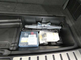 スペアタイヤレス車です。応急セットを搭載しております。