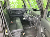 運転席まわりは視界が広く、前方や左右の状況を確認しやすいレイアウト。座面と背もたれにゆとりがあり、日々の運転でも落ち着いて過ごせる空間です。