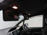 運転席・助手席のバニティーミラー付きサンバイザーには、照明も付いているので夜間も便利です!