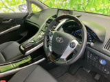 運転席まわりはメーターや中央の表示部を視認しやすい配置で、前方を確認しながら運転に集中しやすい空間です。前席は落ち着いた色合いで、日常使いにもなじみます。