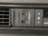 【USBポート】USBポートも装備されています!スマートフォンのオーディオに連携も可能です。今や欠かせない装備の一つです!そして、充電用は急速充電に対応しているtype-Cとなっています♪
