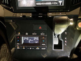 シフトレバーまわりは視認性・操作性を重視した設計です。全体を清掃し、快適にお乗りいただけるよう整えています。