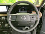 手元に各種スイッチがまとまり、運転姿勢を大きく変えずに必要な操作へアクセスしやすい配置です。メーターの表示もステアリング越しに確認でき、日々の運転を便利に支えます。