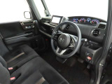 シンプルで使いやすいデザインの運転席です。