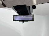 スマートルームミラーで後方の映像がルームミラーで確認できます。