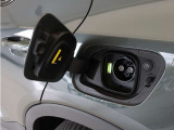 急速充電器は、外出先の公共の充電ステーションでご利用いただけます。CHAdeMOに対応し、短時間で急速充電!150kWの急速充電器を使用した場合、充電率10%から80%まで、約32分で充電できます。