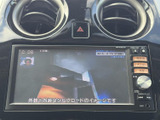 テレビ映像を表示できる画面を備えており、停車中の待ち時間などに番組を視聴できます。映像の表示状況を確認しやすく、車内で過ごすひとときに活用いただける便利な装備です。