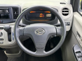 ステアリングの奥にメーターが配置され、運転中に速度などを確認しやすいレイアウトです。シンプルにまとまった運転席で、毎日の移動を支えます。