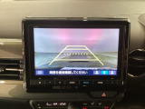 【バックカメラ】運転が苦手な方も車庫入れラクラクです!ギアをリバースに入れれば自動的に切り換わりますので、面倒な操作は不要です♪狭い駐車場もお車を傷つけず安心ですね!