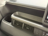 助手席の前にはトレー状のスペースを備えています。ダッシュボードの水平なラインに沿った形状で、小物を手元に置きたいときにも役立ちます。
