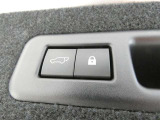 ワンタッチでバックドアが開閉。重たいバックドアも力いらずで開閉できる便利なパワーバックドア付きです!