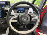 手元に各種スイッチがまとまり、運転姿勢を保ちながら必要な操作へアクセスしやすい配置です。メーターとの位置関係も自然で、日々の運転をサポートする扱いやすいステアリングです。