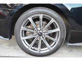 フロント&リアタイヤサイズは255/40R19となります。アルミホイールは4本とも良好な状態で御座います。