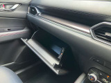 車検証なども収納できる大型のグローブボックスは、使い勝手もよく役立ちます!