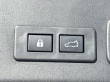 【パワーバックドア】スマートキーや運転席のボタンを押すだけでリアゲートが自動で開閉します!荷物を持っている時や、高い位置にあるバックドアを閉める際に便利な機能です♪
