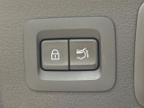 【パワーバックドア】スマートキーや運転席のボタンを押すだけでリアゲートが自動で開閉します!荷物を持っている時や、高い位置にあるバックドアを閉める際に便利な機能です♪
